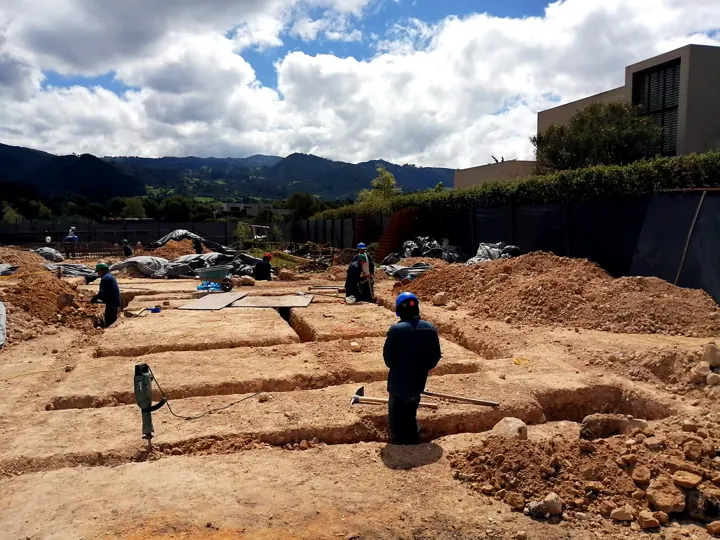 Excavación de zanjas para la cimentación de una casa en Steel Framing