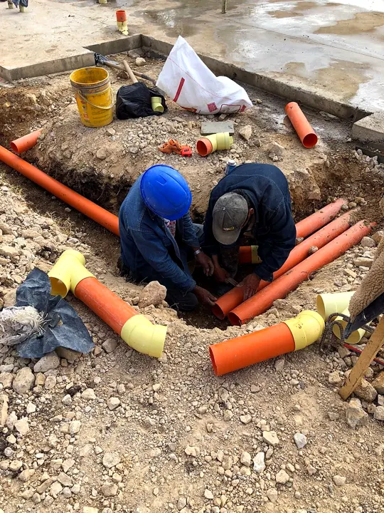 Instalación de redes hidrosanitarias y eléctricas antes de fundir la placa